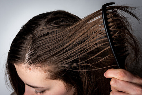 Eine fettige Frisur mit einem shampoo gegen fettige haare heilen.